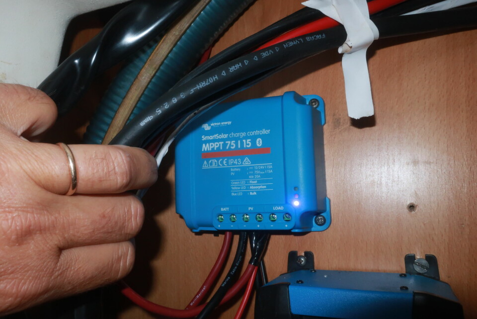 REGULATOR: Laderegulatoren har festepunkter for strøm inn fra panelene og strøm ut til batteriet.