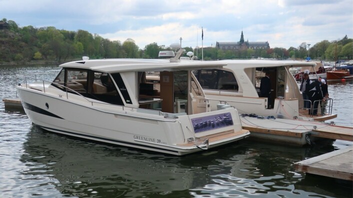 HYBRID: Greenline leveres med seriehybrid. Da er en en 10 kW elmotor koblet til propellakslingen som gir kosefart. Den får strøm fra et 11 kWh batteri. Tilegget koster over 400 000 ekstra. HYBRID: Greenline leveres med seriehybrid. Da er en en 10 kW elmotor koblet til propellakslingen som gir kosefart. Den får strøm fra et 11 kWh batteri. Tilegget koster over 400 000 ekstra.