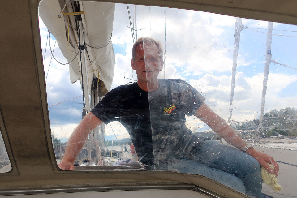 KLART: Det er stor forskjell på området som er polert, og som ikke er polert. Vinduet blir som nytt.