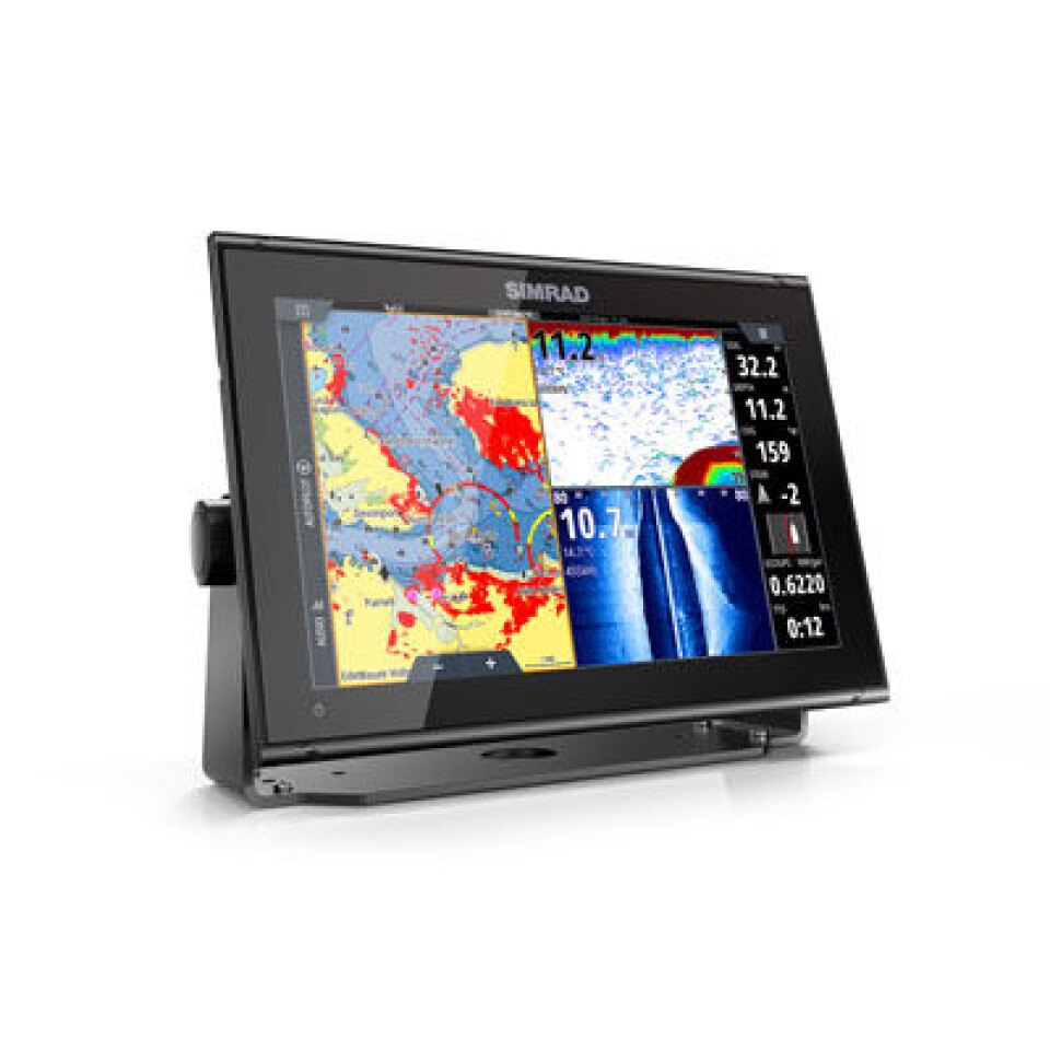 STØRRE: Simrad GO12 XSE har en stor skjerm som egner seg for raske båter.