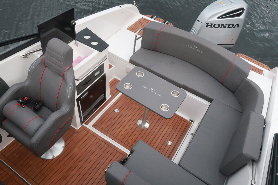 COCKPIT: OceanMaster 680DC har bysse med kokemuligheter, vask og kjøleskap. Cockpitbenken kan omgjøres til en solseng.