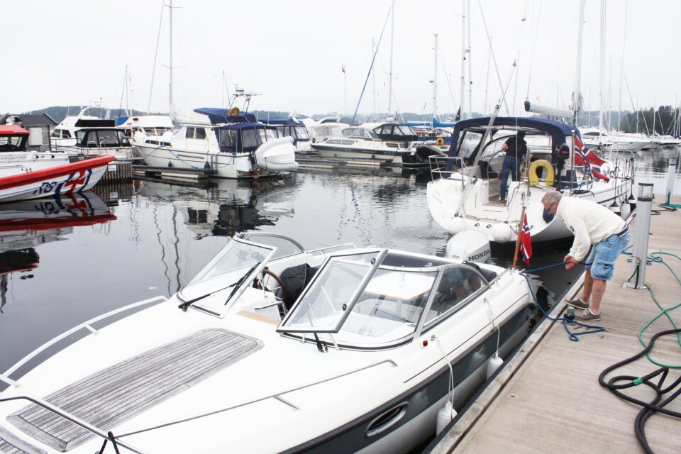 MOTOR OG SEIL: På Skjebergkilen ligger motorbåter og seilbåter i skjønn forening. Ivrige båteiere ordner her med båtene sine en lysegrå formiddag i mai.