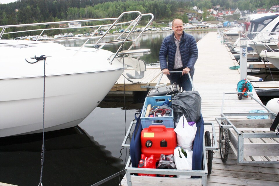 MARITIM TRILLETUR: Lars Jørgen Thoresen fra Fredrikstad skal på båttur til Hvaler med familien. Tralla er fylt opp med nødvendigheter og godsaker. ? Her på marinaen er det kjempegod service og de har det vi trenger, sier Thoresen.