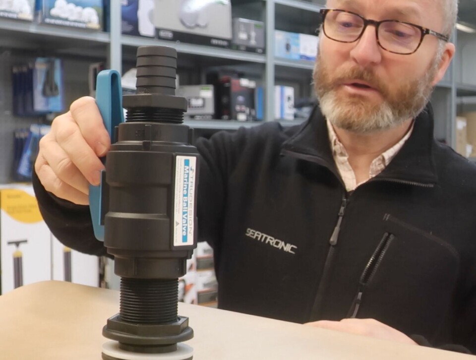 EKSPERT: Lars Jørgen Kopperud fra Seatronic har byttet alle ventiler og gjennomføringer på sin båt til kompositt.