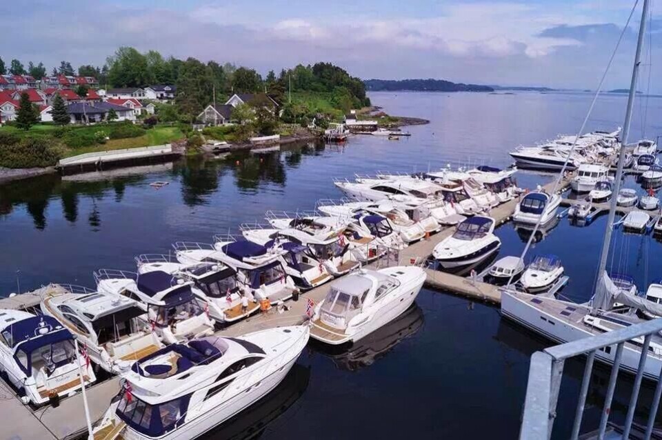 BRYGGER: Mange store båter langs bryggene til Vollen Marina.