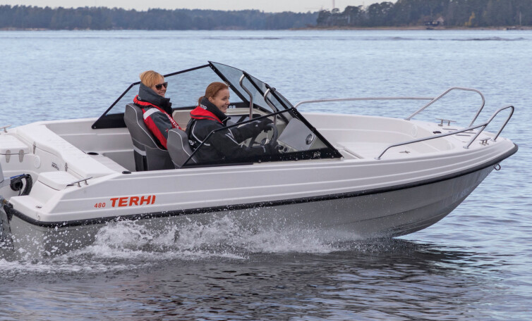 NY: Nye Tehri 480 kommer i en elegant Sport-utgave og en Bow Rider med høyere vindskjerm og mulighet for akterkalesje.