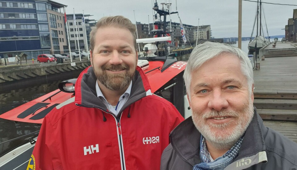 Nicolai Kristiansen i Redningsselskapet og Ole Henrik Nissen-Lie har inngått samarbeid om trygt og godt båtliv.