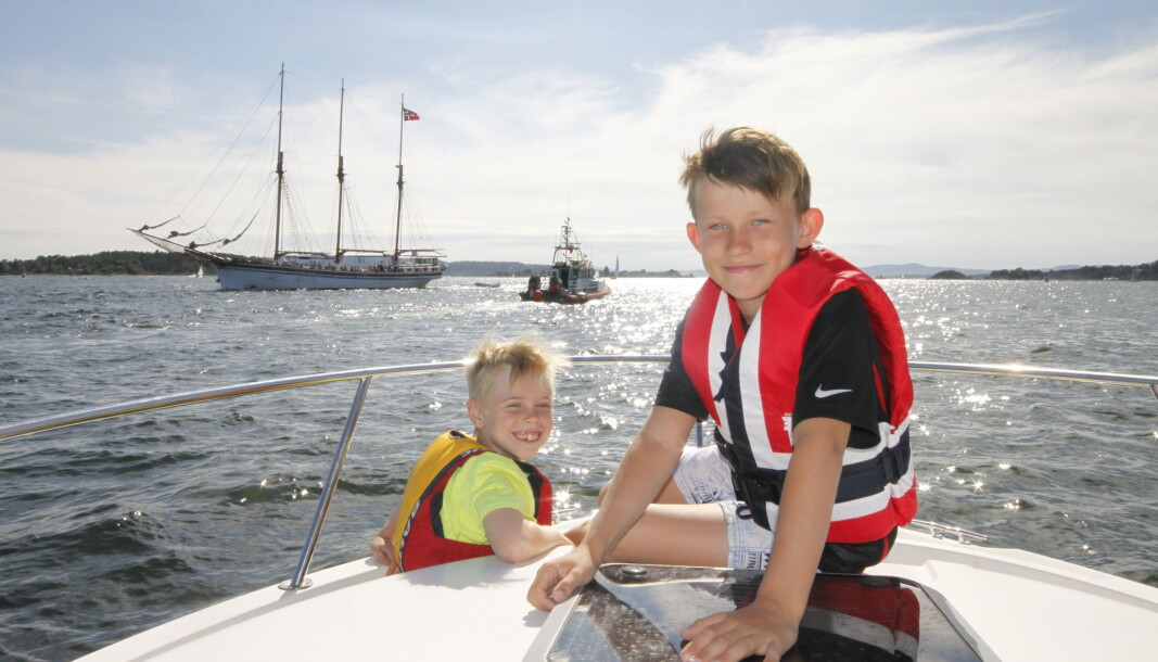 GLEDE: William Lygren og Henrich Nissen-Lie koser seg på fjorden. GLEDE: William Lygren og Henrich Nissen-Lie koser seg på fjorden.