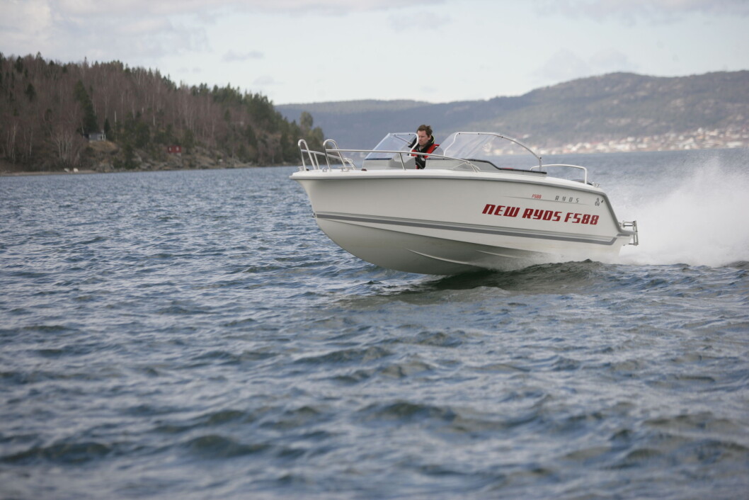 SPEAK: Almost 45 knots show the GPS when giving flat iron with Ryds F588 Duo with 150-horse engine. SPEAK: Almost 45 knots show the GPS when giving flat iron with Ryds F588 Duo with 150-horse engine.