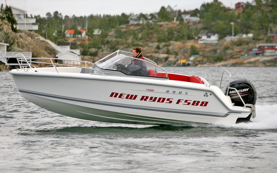 SKILLER SEG UT: Den rette baugen og den noe utradisjonelle skrogfasongen gjør at Ryds F588 skiller seg ut. SKILLER SEG UT: Den rette baugen og den noe utradisjonelle skrogfasongen gjør at Ryds F588 skiller seg ut.