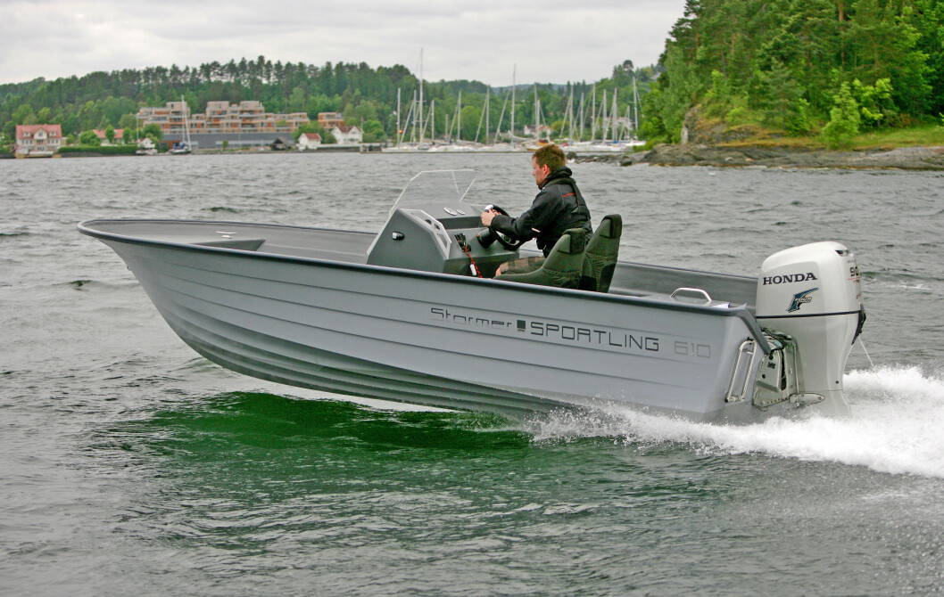 GOD SJØBÅT: Sportling 610 Røff imponerer i sjøen med sine solide sjøegenskaper. FOTO: Amund Rich. Løken GOD SJØBÅT: Sportling 610 Røff imponerer i sjøen med sine solide sjøegenskaper. FOTO: Amund Rich. Løken
