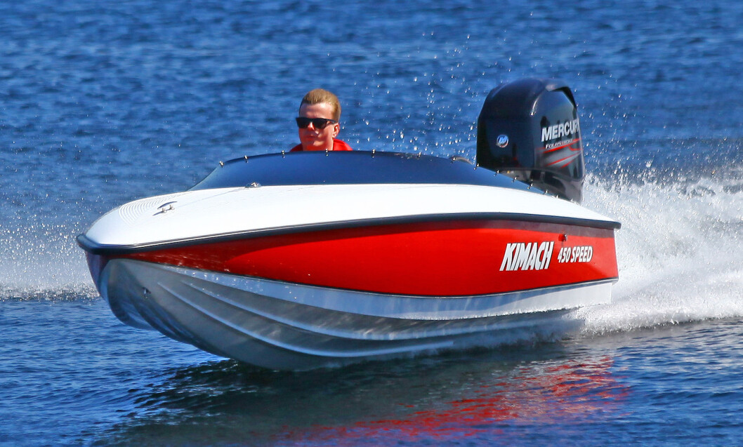 RASK: Kimach 450 Speed har en toppfart på rundt 42 knop med 60-hesters motor. Men da er man også farlig nær hva som er forsvarlig. Her er konstruktør Kim Andre Christensen i fint driv på flatt hav. RASK: Kimach 450 Speed har en toppfart på rundt 42 knop med 60-hesters motor. Men da er man også farlig nær hva som er forsvarlig. Her er konstruktør Kim Andre Christensen i fint driv på flatt hav.