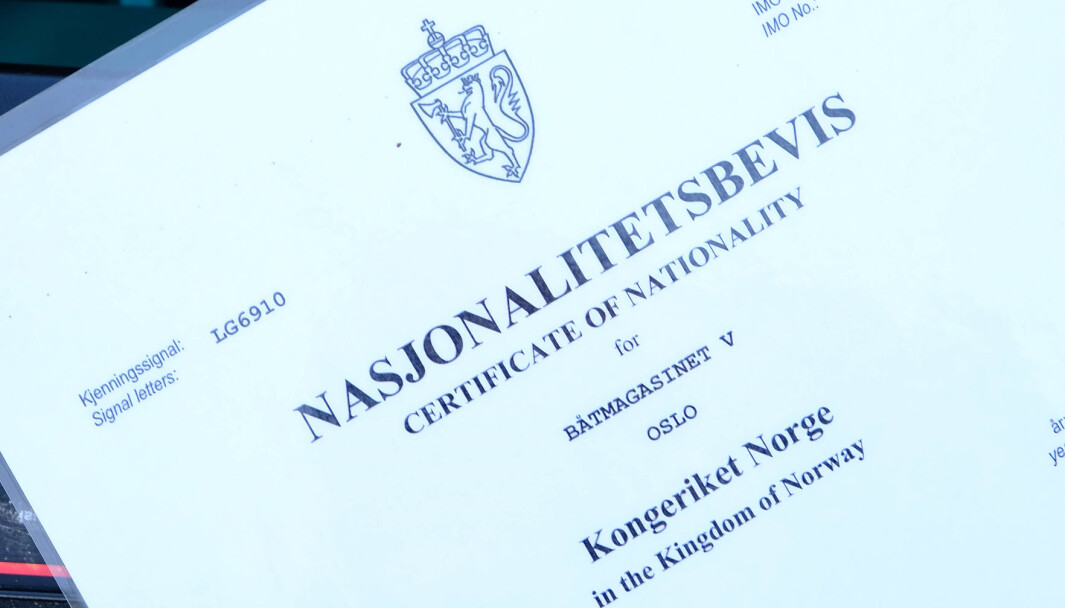 KJENNINGSSIGNAL: Båtens tildelte kjenningssignal skal være preget inn i båtens skrog. Signalet skal korrespondere med det som er oppgitt i båtens Nasjonalitetsbevis. KJENNINGSSIGNAL: Båtens tildelte kjenningssignal skal være preget inn i båtens skrog. Signalet skal korrespondere med det som er oppgitt i båtens Nasjonalitetsbevis.