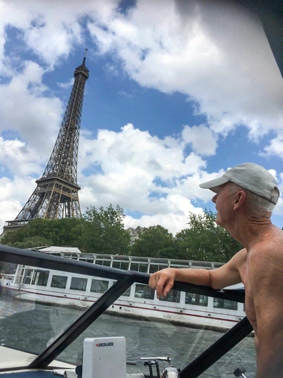OPPLEVELSE: Snekkeskipper Roy Olsen står til rors i sin Polar 770 i det de passerer Eiffeltårnet i Paris. Foto: Privat.