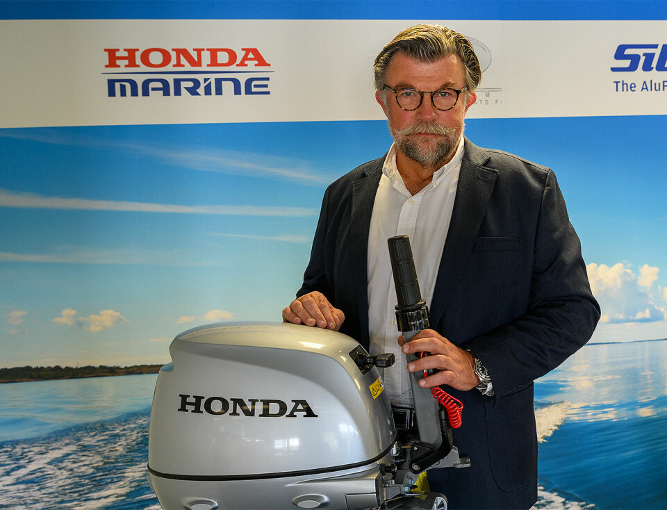 Halvparten av gruppens omsetning er innenfor Marine. Administrerende direktør Per-Anton Vinje viser frem en Honda-båtmotor.