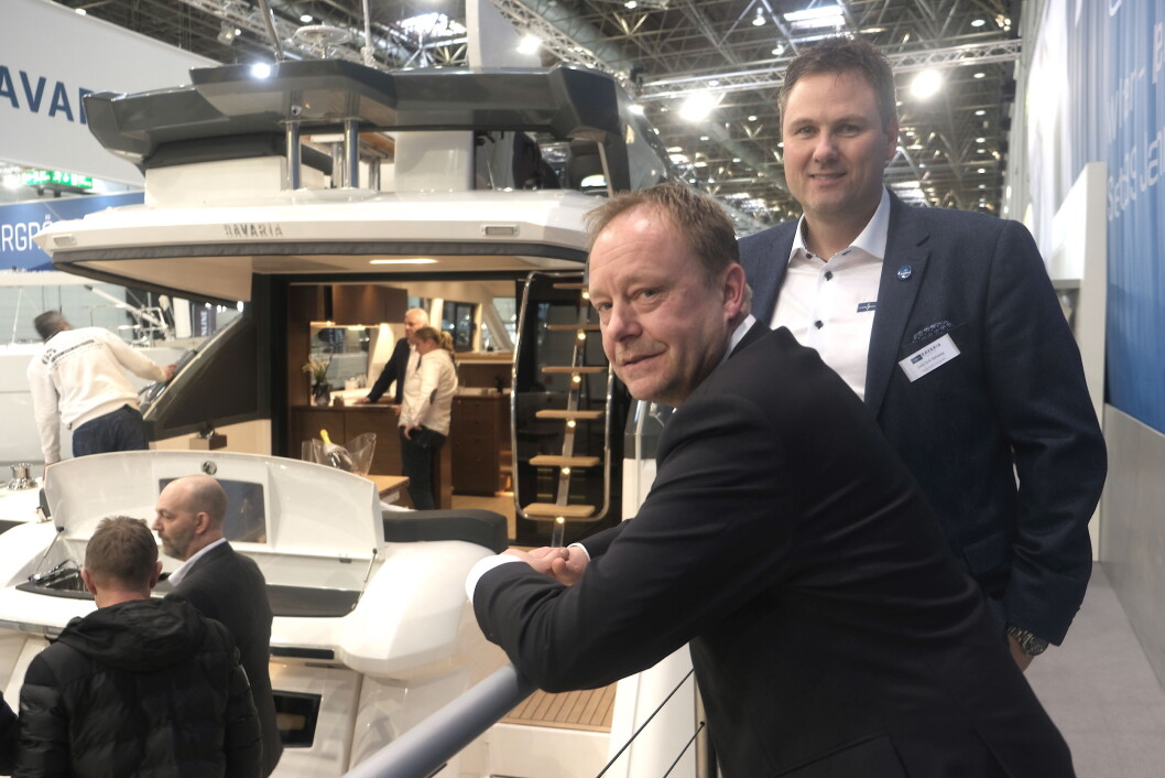 BREDE SMIL: Claes Eliasson og Lars-Erik Solvang i Bavaria Båt Norge kunne koste på seg brede smil. I dag tegnet de kontrakt med norsk kunde på flaggskipet R 55. BREDE SMIL: Claes Eliasson og Lars-Erik Solvang i Bavaria Båt Norge kunne koste på seg brede smil. I dag tegnet de kontrakt med norsk kunde på flaggskipet R 55.