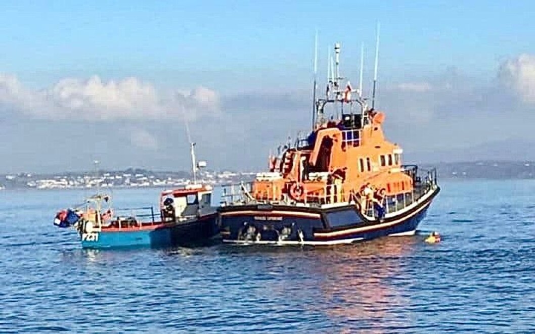 Her blir Nathan Rogers tatt ombord i RNLI-skøyta etter å ha bli slept Her blir Nathan Rogers tatt ombord i RNLI-skøyta etter å ha bli slept