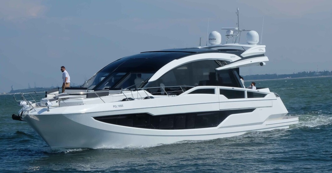 SKYDECK: 650 Skydeck er søsterskipet til Galeon 640 Fly, sistnevnte med komplett flybridge. SKYDECK: 650 Skydeck er søsterskipet til Galeon 640 Fly, sistnevnte med komplett flybridge.