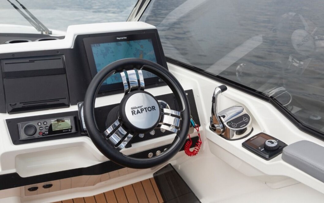 SILVER RAPTOR: Stor og oversiktlig førerplass med Raymarine Axiom som standard-plotter. SILVER RAPTOR: Stor og oversiktlig førerplass med Raymarine Axiom som standard-plotter.