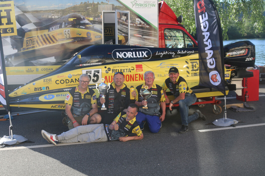STOLTE: Frodes team kan puste lettet ut etter en sensasjonell seier i Tyskland i helgen. Foto: Tony Blom Pettersen. STOLTE: Frodes team kan puste lettet ut etter en sensasjonell seier i Tyskland i helgen. Foto: Tony Blom Pettersen.