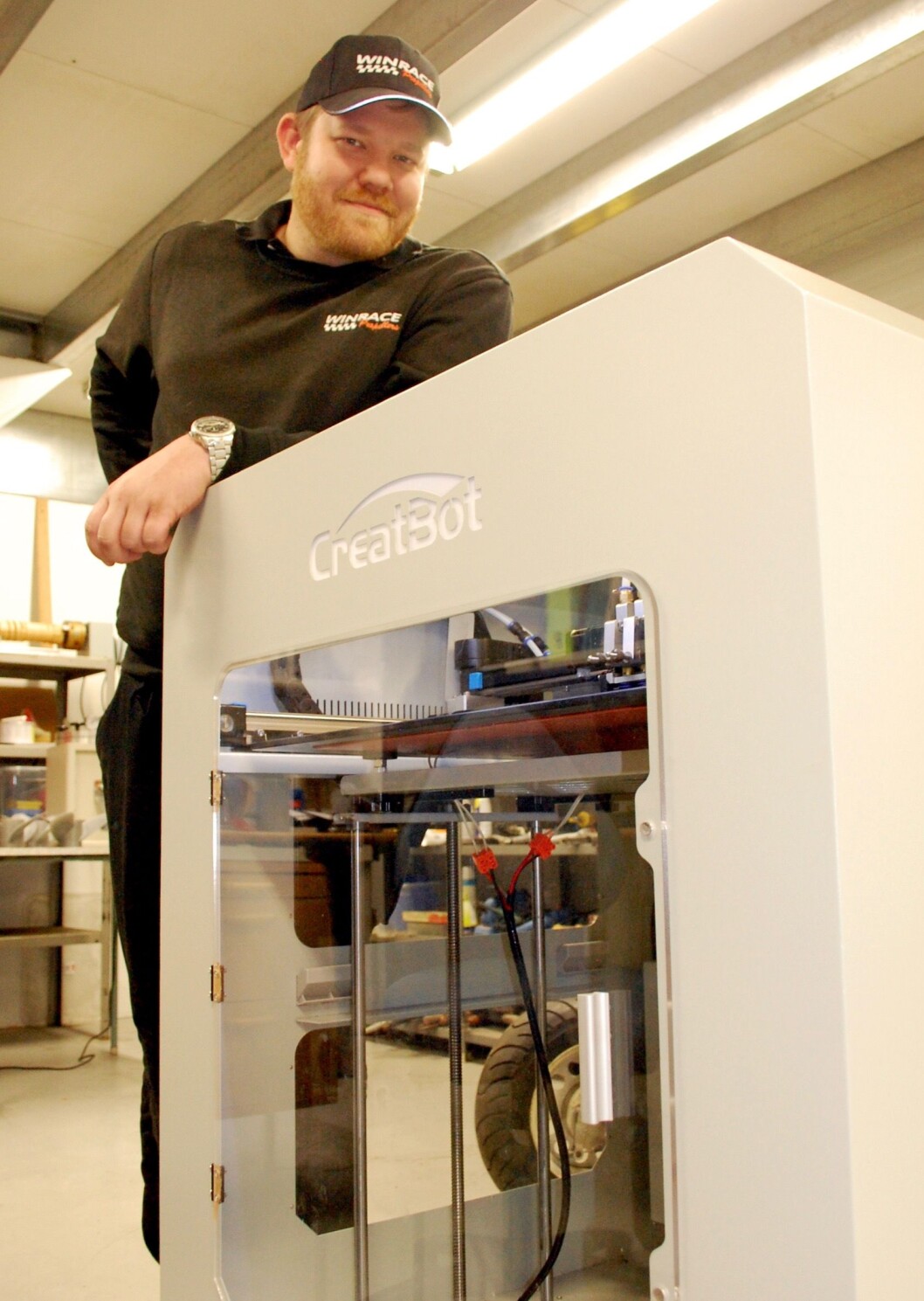 Odd Arnold Terjesen ved en av bedriftens avanserte 3D-printere. Odd Arnold Terjesen ved en av bedriftens avanserte 3D-printere.
