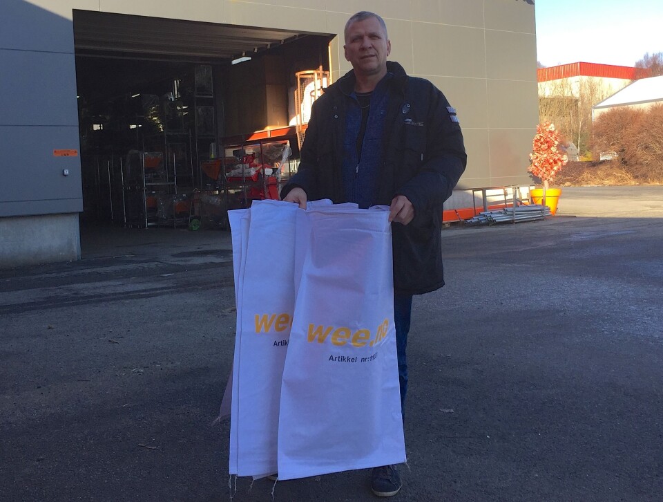 Daglig leder i Wee Marine, Åge Wee wee deler ut gratis spesialsekker til lag og foreninger i anledning den store ”Strandryddedagen 2017”.