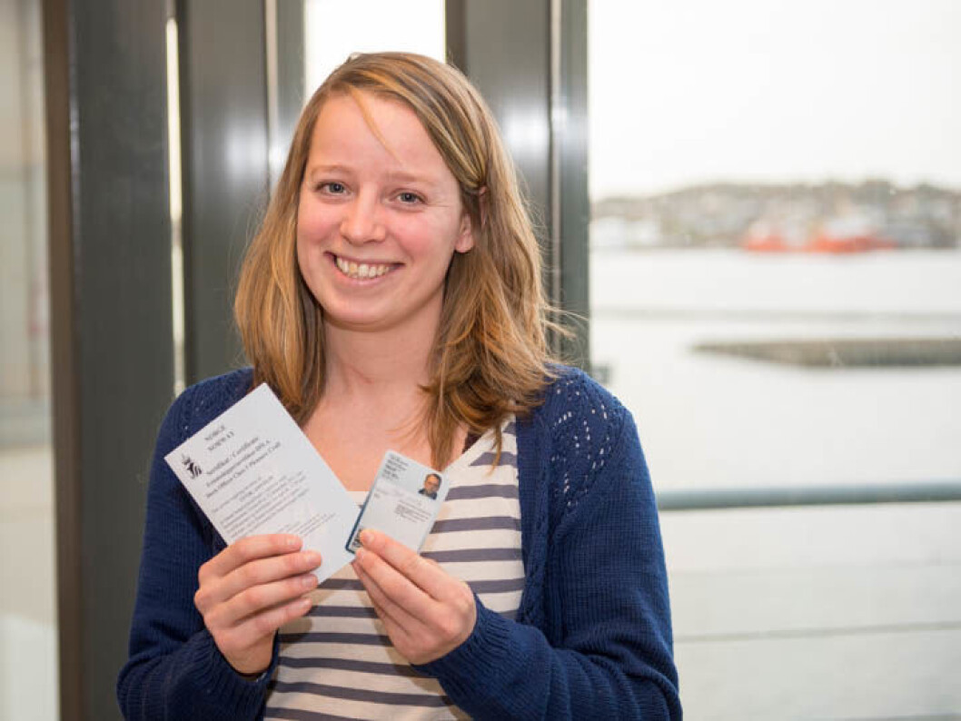 PLASTKORT: Signe Meling viser frem fritidsskippersertifikat i plastformatet. Det kan du søke om allerede fra 1. januar 2017. Illustrasjonsfoto: Torbein K. Gamst, Sjøfartsdirektoratet. PLASTKORT: Signe Meling viser frem fritidsskippersertifikat i plastformatet. Det kan du søke om allerede fra 1. januar 2017. Illustrasjonsfoto: Torbein K. Gamst, Sjøfartsdirektoratet.
