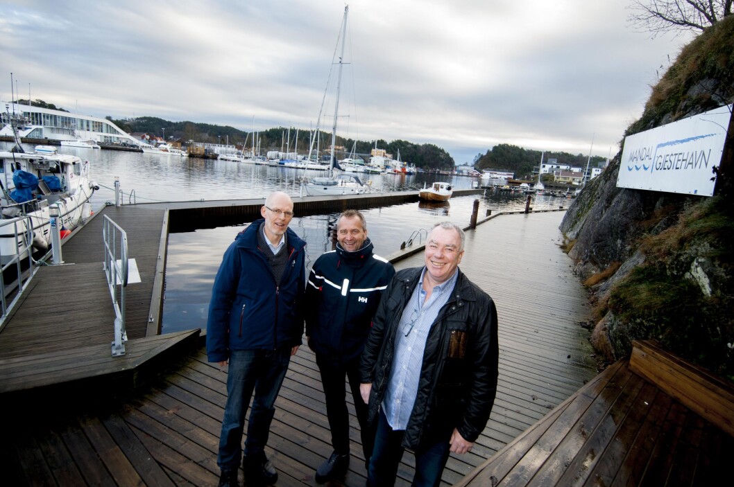 VINNERE: Glade vinnere i Mandal; havnefogd Olav John Neset, ordfører Alf Erik Andersen og havnestyrets leder, Ove Nodeland. (Foto: Fridtjof Nygaard, Lindesnes Avis). VINNERE: Glade vinnere i Mandal; havnefogd Olav John Neset, ordfører Alf Erik Andersen og havnestyrets leder, Ove Nodeland. (Foto: Fridtjof Nygaard, Lindesnes Avis).
