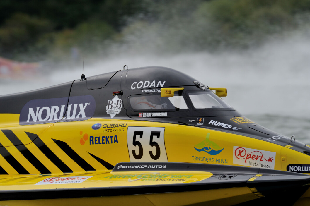 Toppfarten er over 200 km/t på den 2250 meter lange banen. Fra Pole Position og ned til 10. plass skilte det 0,8 sekund i F2-EM i England. EDH-teamet, med Frode Sundsdal i båten, hevdet seg meget bra også denne gangen. Toppfarten er over 200 km/t på den 2250 meter lange banen. Fra Pole Position og ned til 10. plass skilte det 0,8 sekund i F2-EM i England. EDH-teamet, med Frode Sundsdal i båten, hevdet seg meget bra også denne gangen.