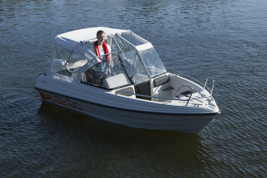 BOWRIDER: Den nye Theri 475 er en såkalt bowrider, som innebærer at den har heldekkende vindskjerm med sittebrønn forut. BOWRIDER: Den nye Theri 475 er en såkalt bowrider, som innebærer at den har heldekkende vindskjerm med sittebrønn forut.