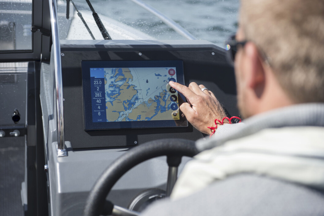 BUSTER Q: Det nye instrumentet Buster Q kombinerer kartplotter med motorinstrumenter og internett. BUSTER Q: Det nye instrumentet Buster Q kombinerer kartplotter med motorinstrumenter og internett.