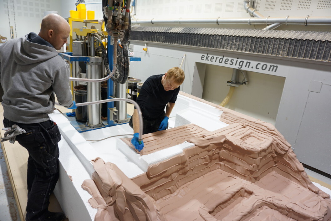 PLUGG: Her legges pasta på akterdekket til det som skal bli Hydrolift X-22. (Foto: Hydrolift). PLUGG: Her legges pasta på akterdekket til det som skal bli Hydrolift X-22. (Foto: Hydrolift).
