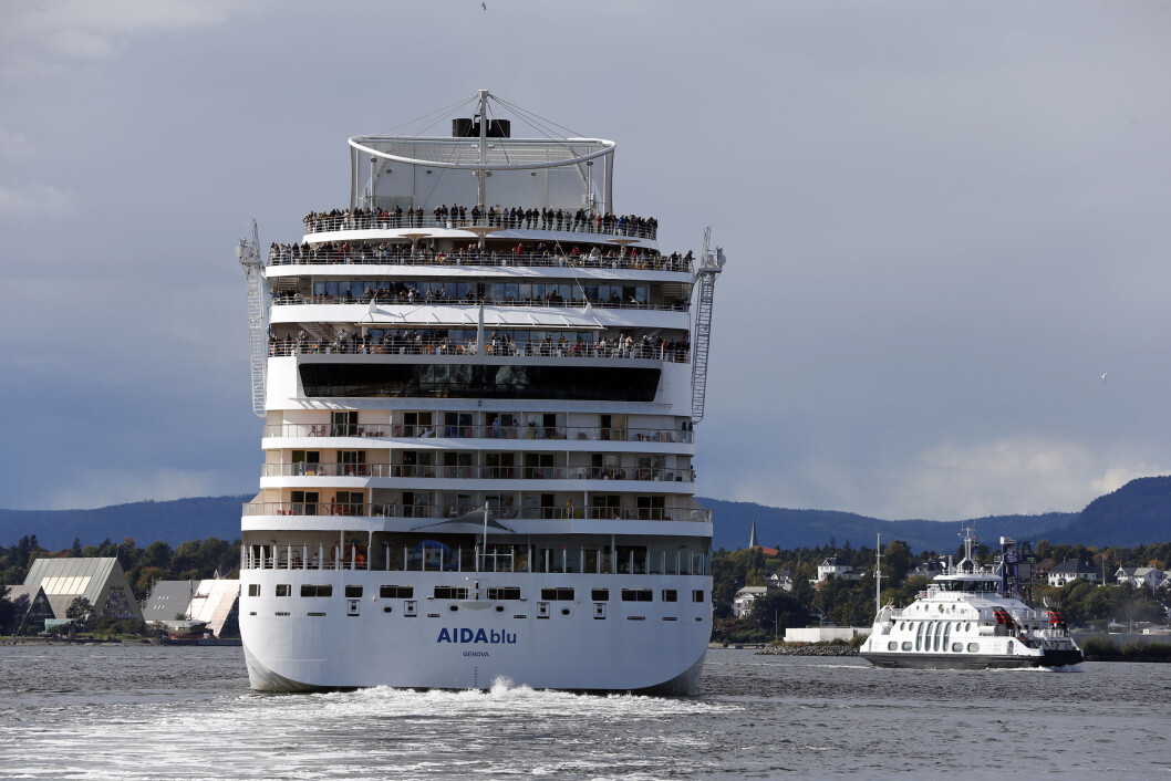 SPRENGER GRUNNER: Kystverket skal sprenge bort grunner for på tilrettelegge bedre for skipstrafikken i Indre Oslofjord. Her passerer cruiseskipet «AIDAblu» fergen mellom Oslo og Nesodden. Fram-museet på Bygdøy sees til venstre. (Foto: Lise Åserud,NTB/ Sca SPRENGER GRUNNER: Kystverket skal sprenge bort grunner for på tilrettelegge bedre for skipstrafikken i Indre Oslofjord. Her passerer cruiseskipet «AIDAblu» fergen mellom Oslo og Nesodden. Fram-museet på Bygdøy sees til venstre. (Foto: Lise Åserud,NTB/ Sca