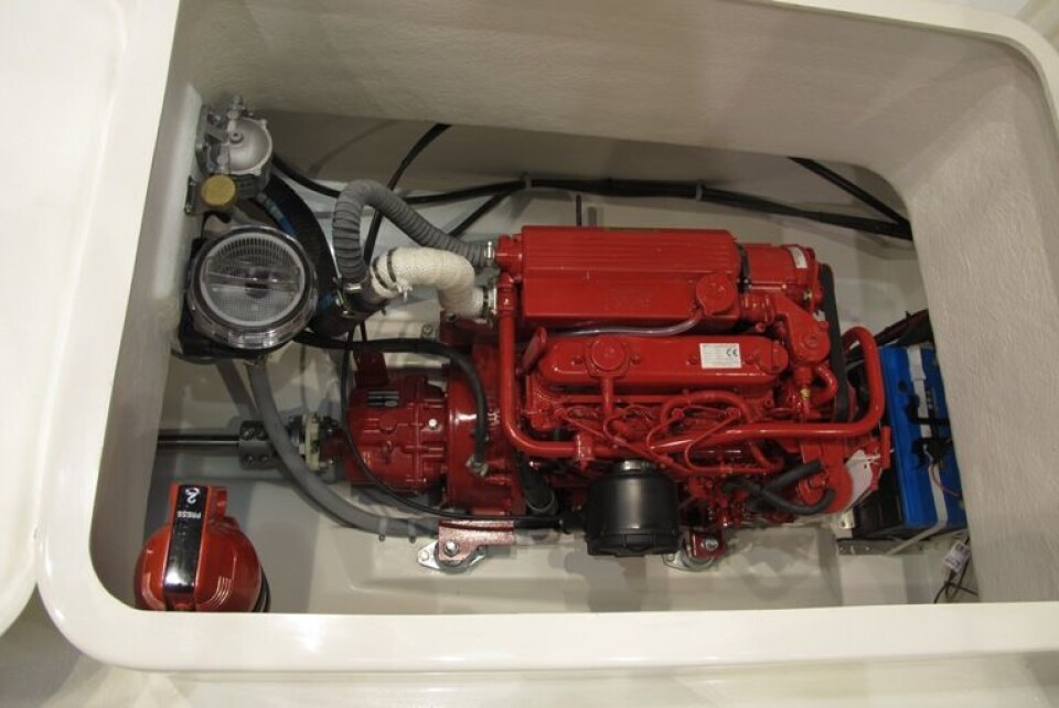 Kubotamotoren fra Beta Marine er en diesel firesylindret rekkefirer på 35 hester. En vanlig sugemotor uten elektronikk.