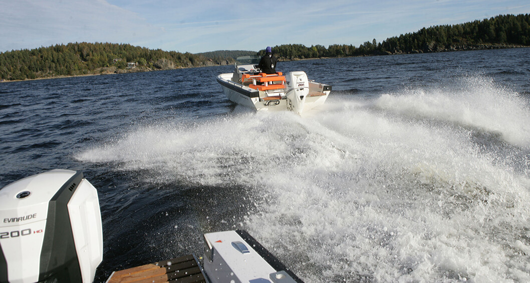 OPPLÆRING: Racebåtskipper Pål Virik Nilsen og båtprodusenten Goldfish i prosjekt for opplæring i høyhastighetskjøring med båt. (Foto: Amund Rich. Løken). OPPLÆRING: Racebåtskipper Pål Virik Nilsen og båtprodusenten Goldfish i prosjekt for opplæring i høyhastighetskjøring med båt. (Foto: Amund Rich. Løken).