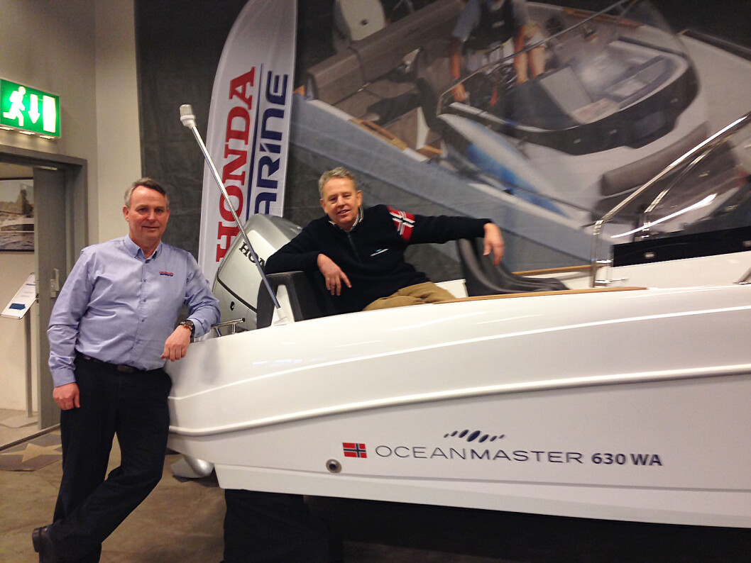 SAMMEN: Knut Haneborg (i båten) i Oceanmaster gleder seg til tett samarbeid med Honda og Kellox, her ved salgs- og markedssjef Finn Høge. (Foto: Amund Rich. Løken). SAMMEN: Knut Haneborg (i båten) i Oceanmaster gleder seg til tett samarbeid med Honda og Kellox, her ved salgs- og markedssjef Finn Høge. (Foto: Amund Rich. Løken).
