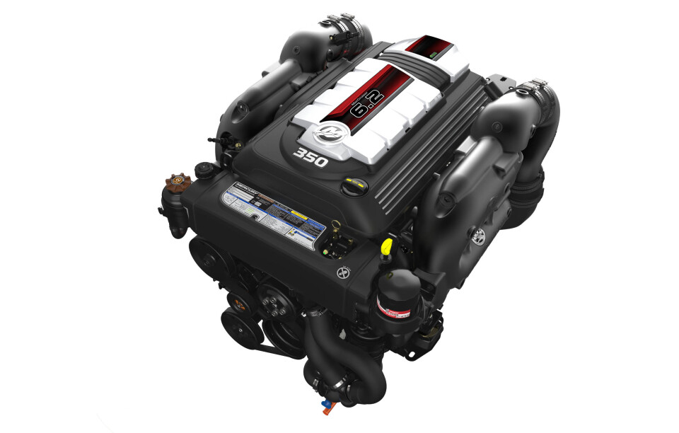 BÅTMOTOR: Den nye Mercury MerCruiser 6,2 liters V8 har ingen elementer fra bilmotoren i seg. Det skal være en fullblods båtmotor.