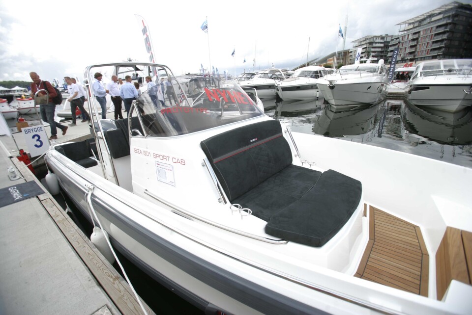 ÉN CM: Nyheten Ibiza 801 Sport Cab kan du kjøre uten redningsvest. Den holder mål med én centimeter.