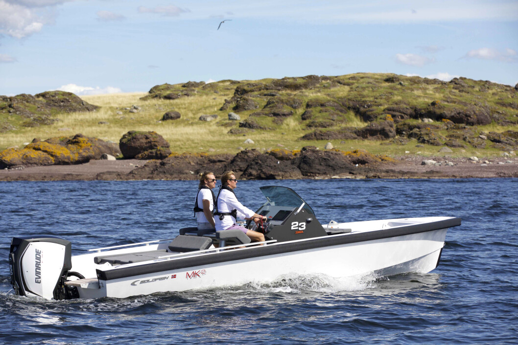 EVINRUDE E-TEC: Goldfish Tender som hånd i hanske med Evinrude G2 E-TEC 300 hk. EVINRUDE E-TEC: Goldfish Tender som hånd i hanske med Evinrude G2 E-TEC 300 hk.
