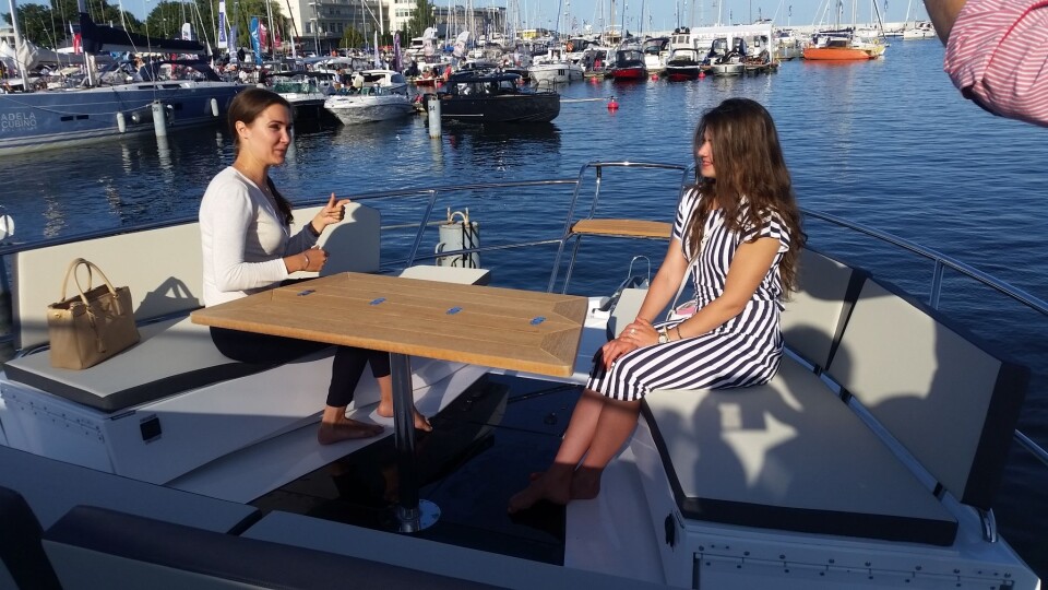SMART: Den tradisjonelle solsengen forvandles til flott salong på dekket.