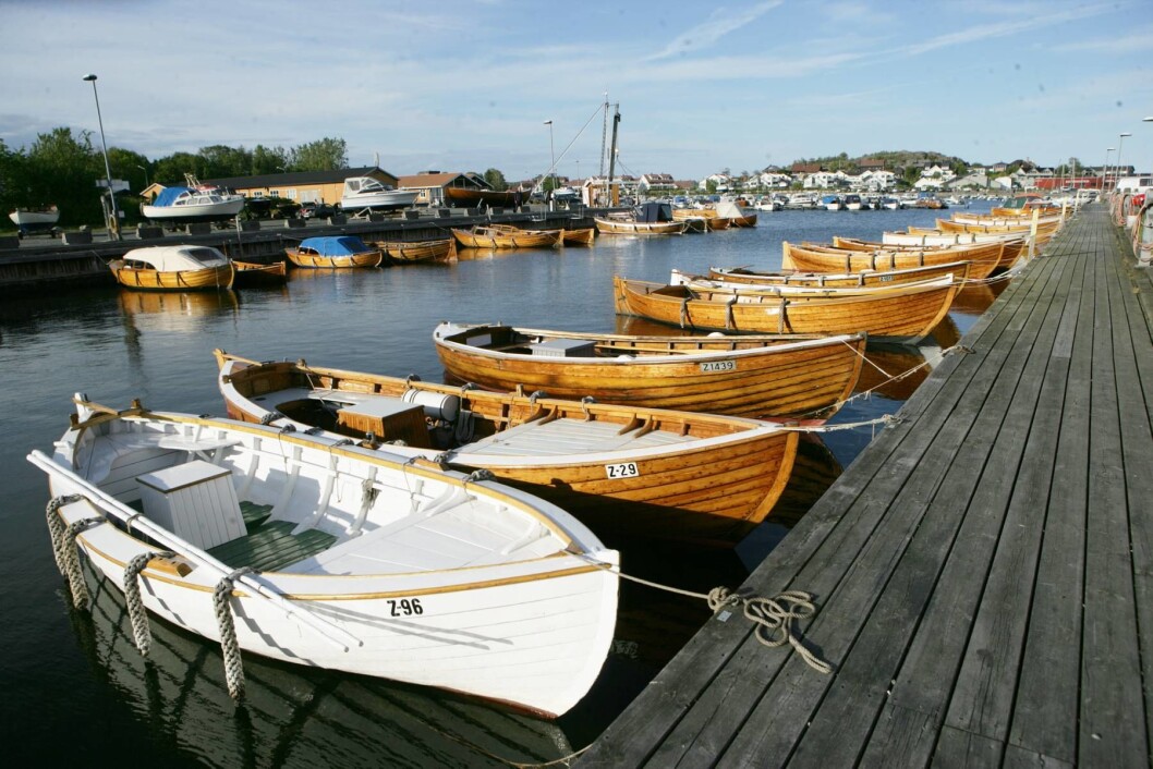 SJEKTEBYEN: Stavern er kjent for sine vakre sjekter. De ligger på rekke og rad i kanalen på havna. Foto: Amund Rich. Løken. SJEKTEBYEN: Stavern er kjent for sine vakre sjekter. De ligger på rekke og rad i kanalen på havna. Foto: Amund Rich. Løken.
