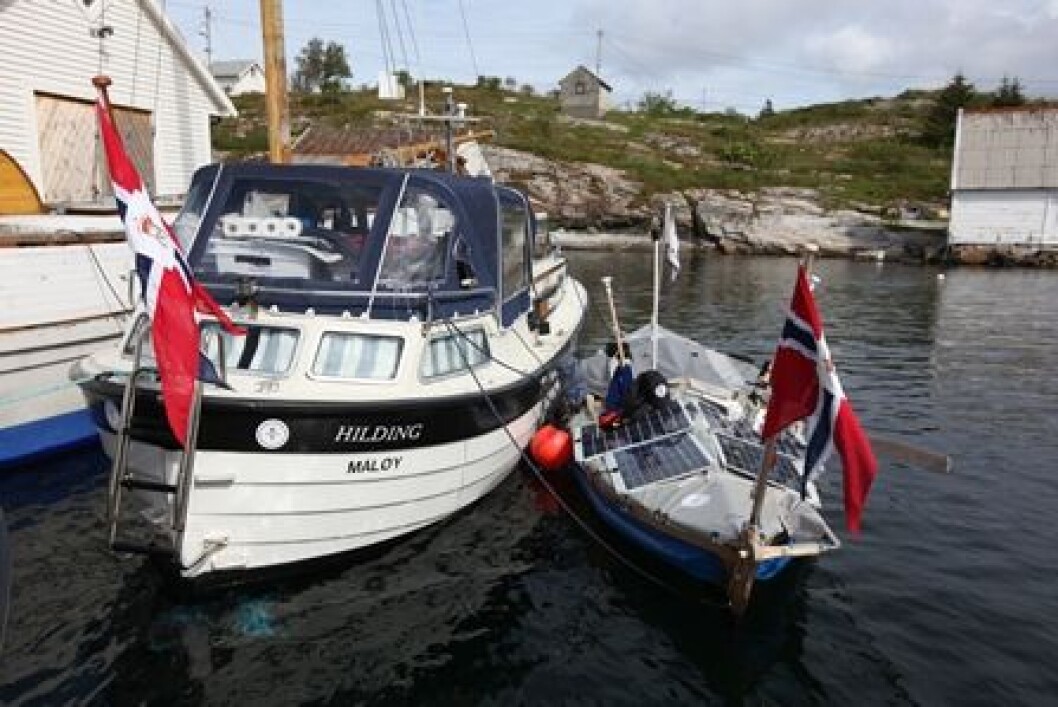 PÅ SHETLAND: Både følgebåt og færing har kommet vel frem til Shetland. Her like før avgangen fra Sogn. PÅ SHETLAND: Både følgebåt og færing har kommet vel frem til Shetland. Her like før avgangen fra Sogn.