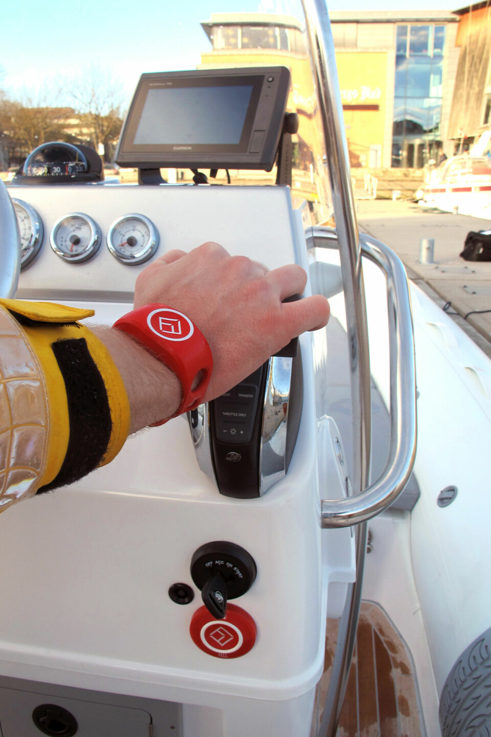 ARMBÅND: Skipperen bærer armbånd som er samkjørt med den fastmonterte enheten på konsollen. Foto: Amund Rich. Løken.