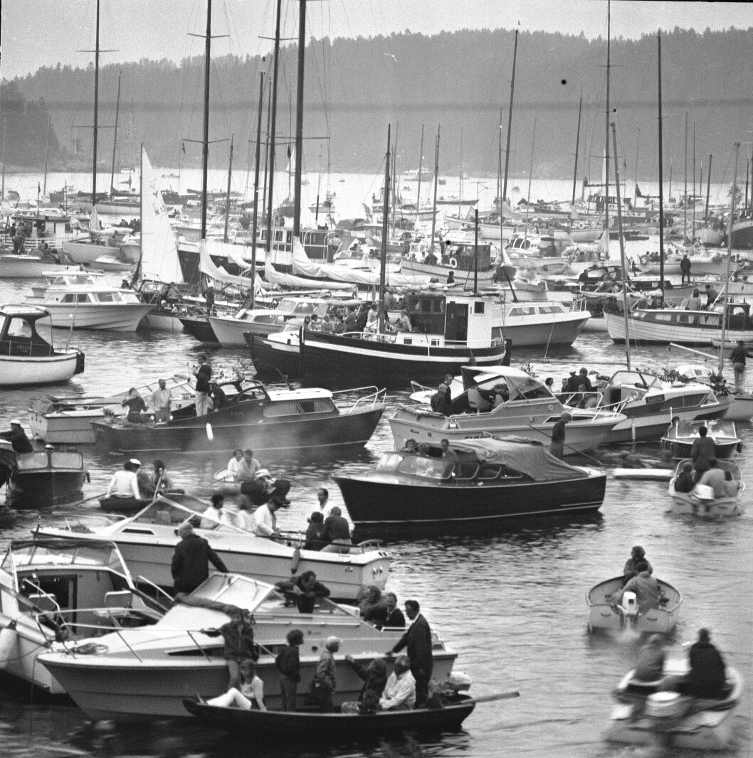 OSLOFJORDEN 1971:  Båter med festglade mennesker ligger tett i tett i Middagsbukta i 1971. De to båtene nærmest heter Baccus og Bonsky, og det sier vel en del om stemningen ombord. Foto: Thorberg / NTB / Scanpix.