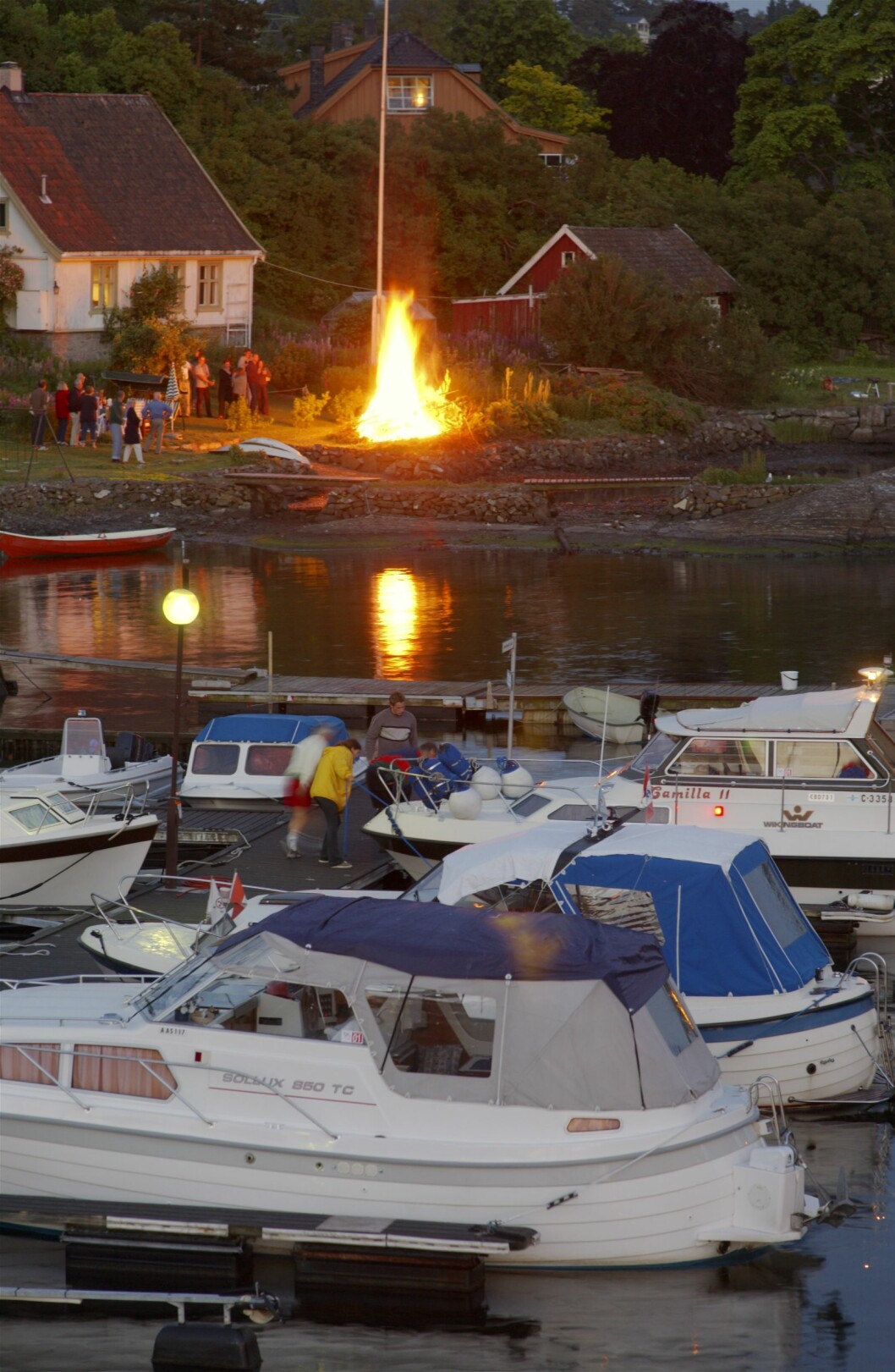 GOD FEIRING: Stort St.Hans bål i strandkanten, mange tilskuere og yrende båtliv. Ormøya, Oslo. Illustrasjonsfoto: © Bjørn Rørslett /NTB-Scanpix/ Samfoto