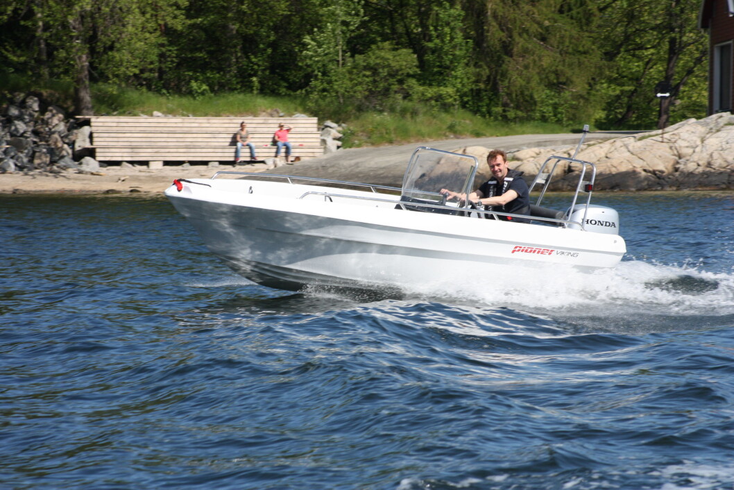 VIKING: Markedssjef Erling Riise i Pioner Viking med 40 hk Honda.(Foto: Ulf Terje Johnsen) VIKING: Markedssjef Erling Riise i Pioner Viking med 40 hk Honda.(Foto: Ulf Terje Johnsen)