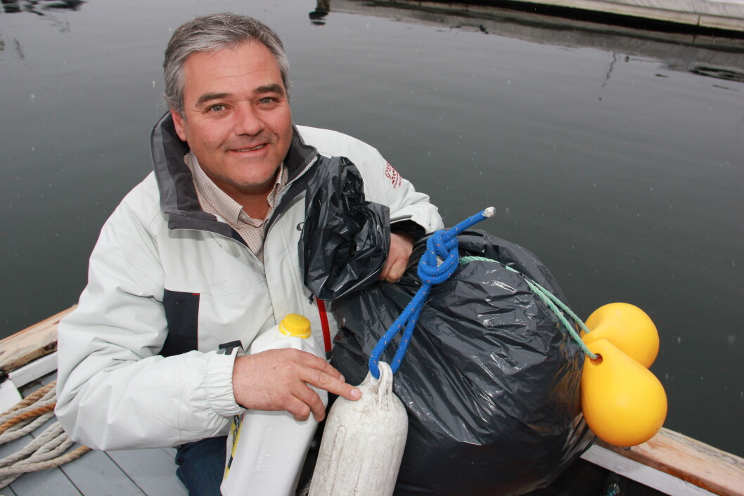 PLASTFANGST: Stein Håvard Amundsen i Volden kystlag har tatt turen ut på øyene for å fjerne plastsøppel og annet avfall som har drevet i land: FOTO: TOM MAGNE ARMANN - BUDSTIKKA MEDIA. PLASTFANGST: Stein Håvard Amundsen i Volden kystlag har tatt turen ut på øyene for å fjerne plastsøppel og annet avfall som har drevet i land: FOTO: TOM MAGNE ARMANN - BUDSTIKKA MEDIA.