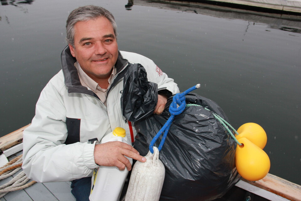 PLASTFANGST: Stein Håvard Amundsen i Volden kystlag har tatt turen ut på øyene for å fjerne plastsøppel og annet avfall som har drevet i land: FOTO: TOM MAGNE ARMANN - BUDSTIKKA MEDIA.