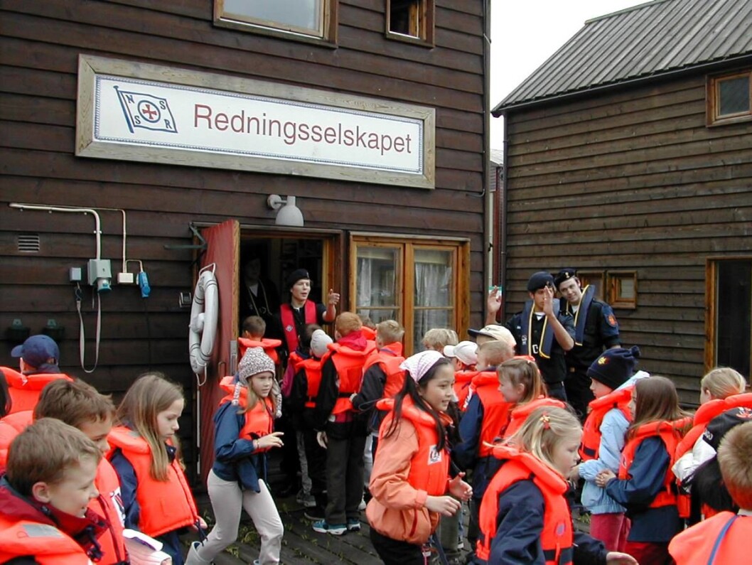 VESTPÅBUD: Skal et vestpåbud bare gjelde barn under 16 år - eller alle i båt uansett alder? I dag avgjør Stortinget. Foto: Redningsselskapet. VESTPÅBUD: Skal et vestpåbud bare gjelde barn under 16 år - eller alle i båt uansett alder? I dag avgjør Stortinget. Foto: Redningsselskapet.