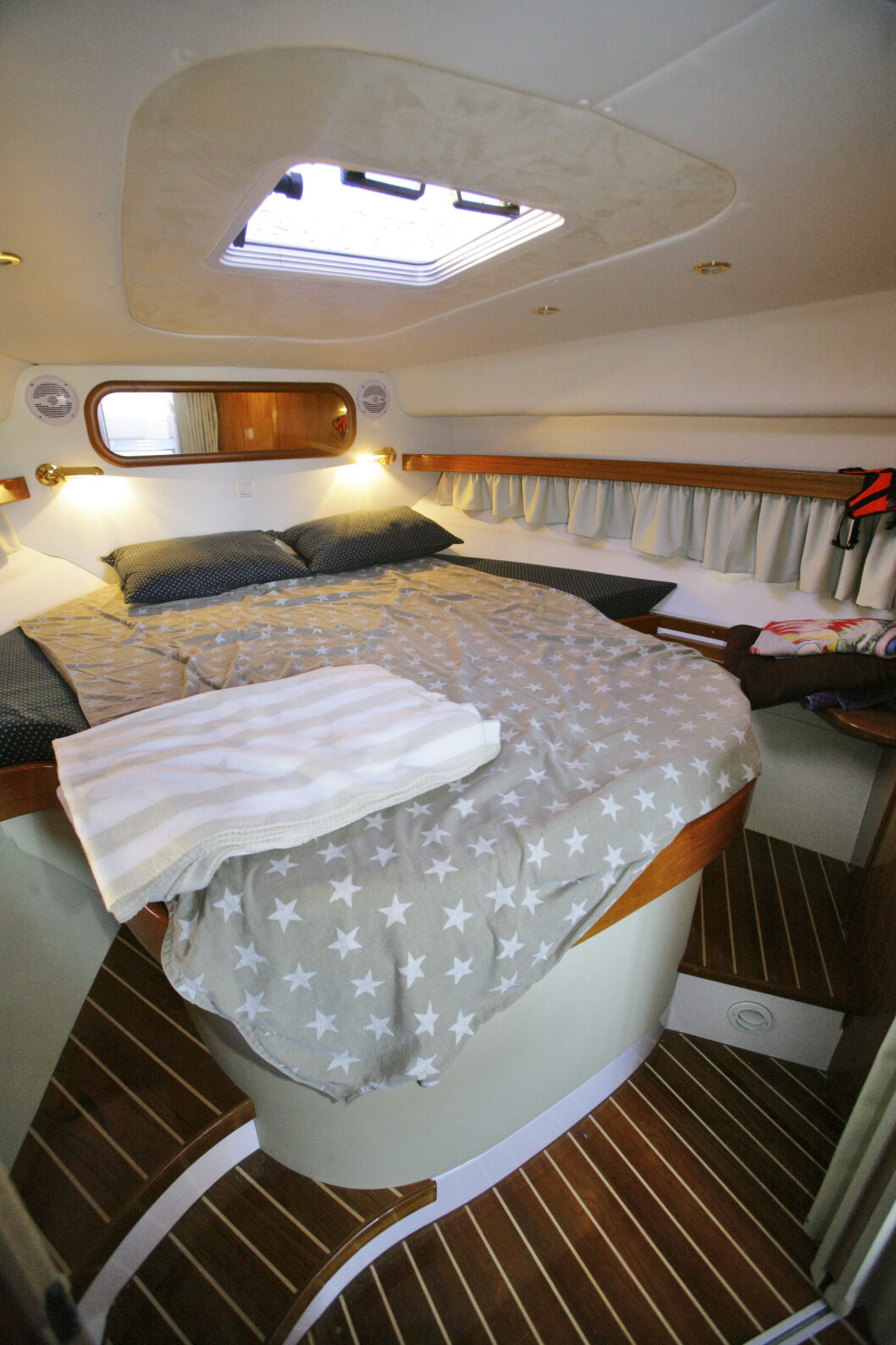 KING SIZE: Hovedkøya er stor, noe også stuverommet under køya er. Her er det plass til alt av bager, puter og sengetøy. KING SIZE: Hovedkøya er stor, noe også stuverommet under køya er. Her er det plass til alt av bager, puter og sengetøy.
